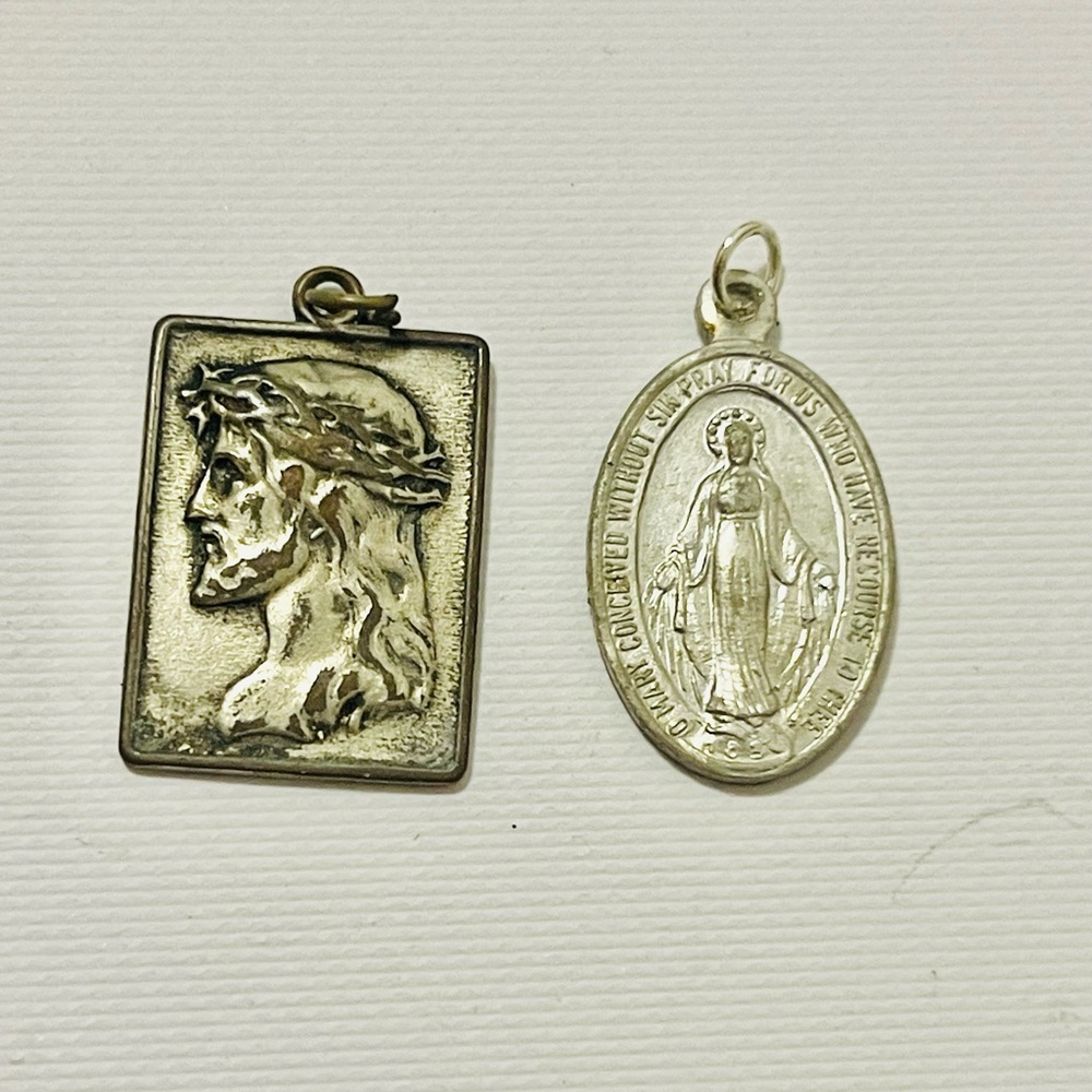 VTG Lot Of 2 RELIGIOUS Miraculous
Medal Virgin Mary Jesus Christ 17